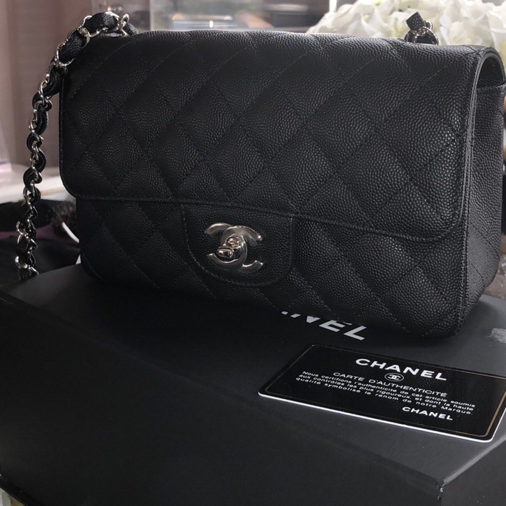 🔻SOLD 🔻Chanel mini flap black caviar 18C